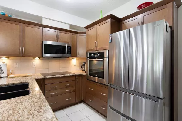 70 Royal Oak PLZ NW #102, Calgary, AB T3G 0C6