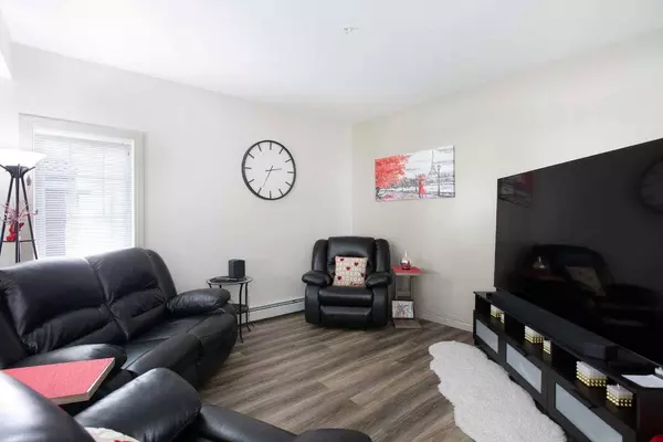 70 Royal Oak PLZ NW #102, Calgary, AB T3G 0C6