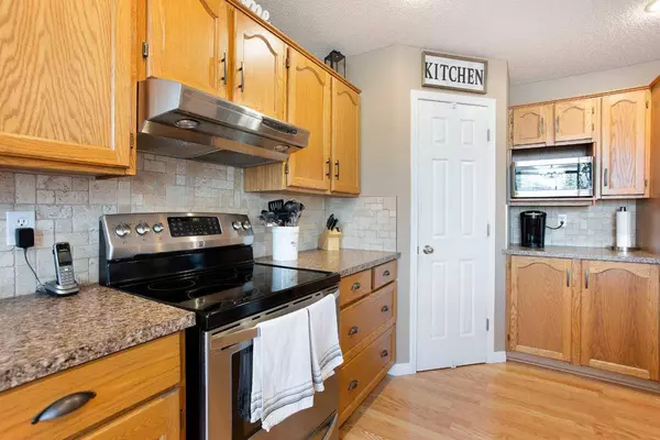 1046 Coventry DR NE, Calgary, AB T3K4P2