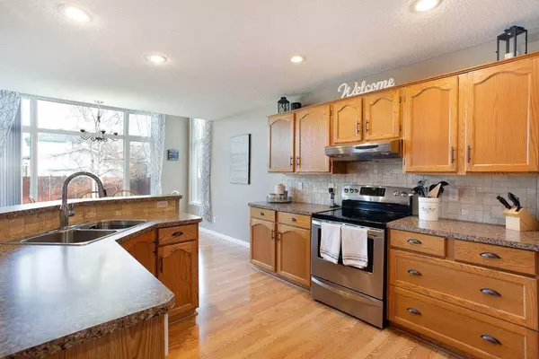 1046 Coventry DR NE, Calgary, AB T3K4P2