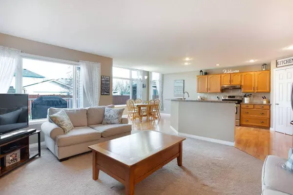 1046 Coventry DR NE, Calgary, AB T3K4P2