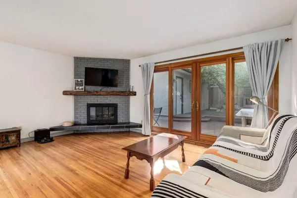 7103 Hunterwood RD NW, Calgary, AB T2K 4J5