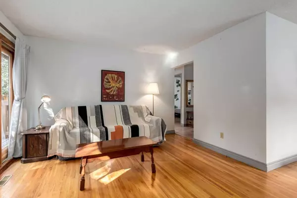 7103 Hunterwood RD NW, Calgary, AB T2K 4J5