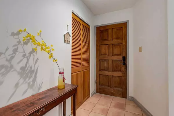 7103 Hunterwood RD NW, Calgary, AB T2K 4J5