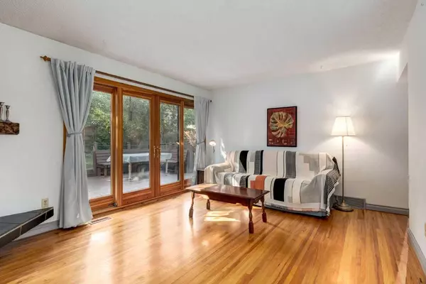 7103 Hunterwood RD NW, Calgary, AB T2K 4J5