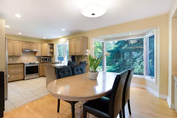 2 Varston PL NW, Calgary, AB T3A 0B7