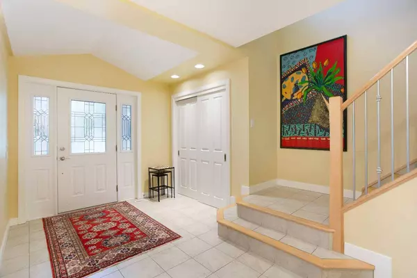 2 Varston PL NW, Calgary, AB T3A 0B7