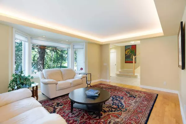 2 Varston PL NW, Calgary, AB T3A 0B7