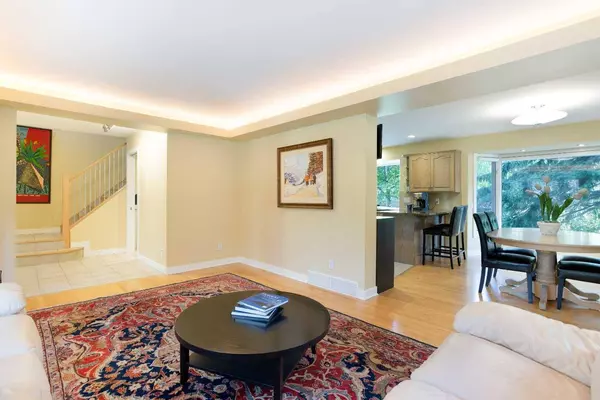 2 Varston PL NW, Calgary, AB T3A 0B7