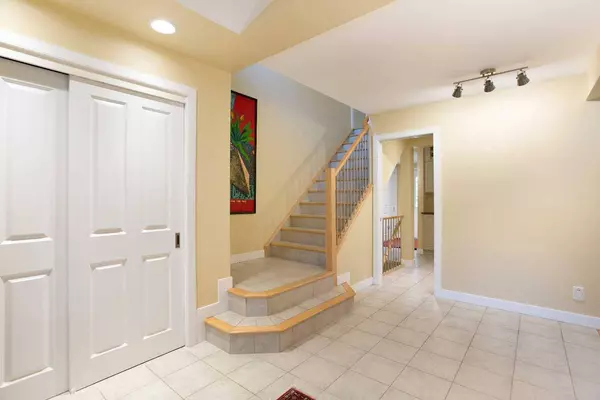 2 Varston PL NW, Calgary, AB T3A 0B7