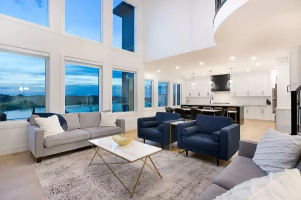 21 Lucas CV NW, Calgary, AB T3P 1M4