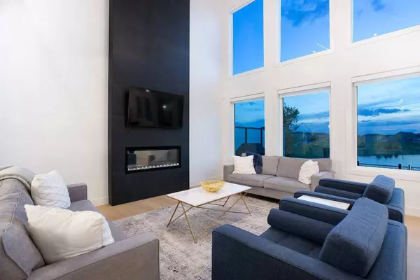 21 Lucas CV NW, Calgary, AB T3P 1M4