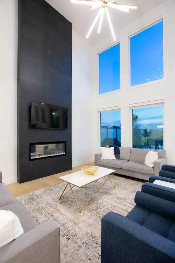 21 Lucas CV NW, Calgary, AB T3P 1M4