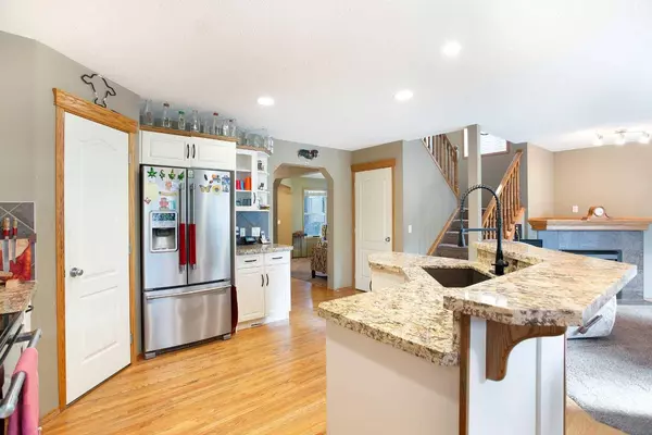 196 Brightondale Close SE, Calgary, AB T2Z 4M6