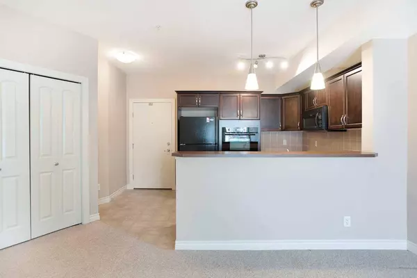 60 Royal Oak PLZ NW #217, Calgary, AB T3G 0A7