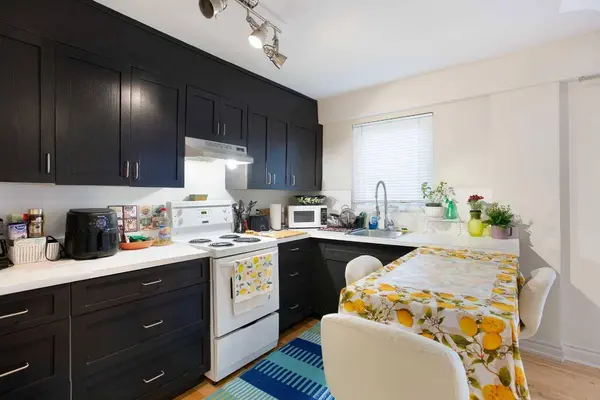 1027 12 AVE SW #302, Calgary, AB T2R 0J5