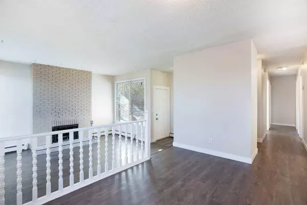 4004 79 ST NW, Calgary, AB T3B 2N8