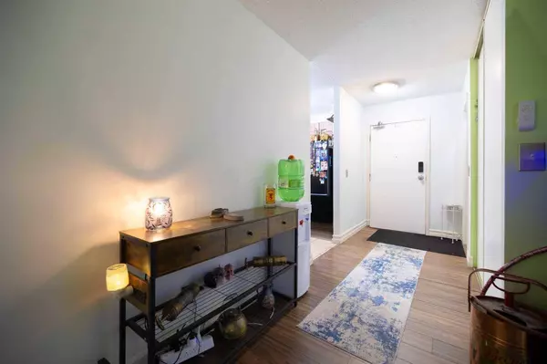 4944 Dalton DR NW #208, Calgary, AB T3A 2E6