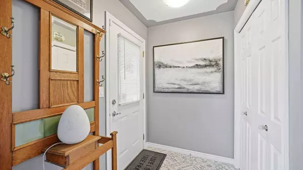 2 Hinshaw DR #1, Sylvan Lake, AB T4S 2J2