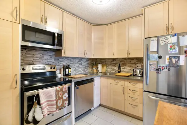 809 4 ST NE #204, Calgary, AB T2E 3S9
