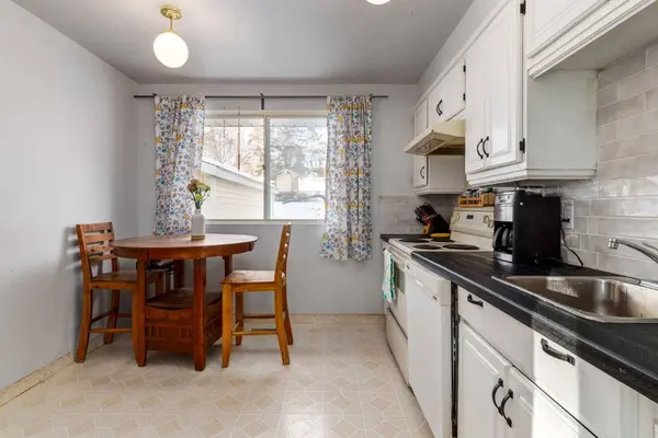 744 Hunterston CRES NW, Calgary, AB T2K 4N2