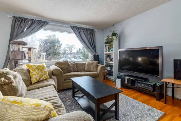 744 Hunterston CRES NW, Calgary, AB T2K 4N2