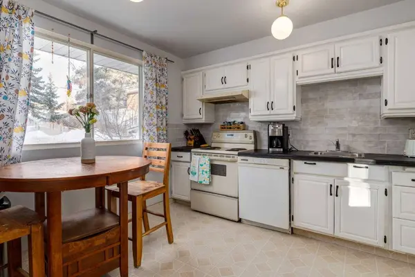 744 Hunterston CRES NW, Calgary, AB T2K 4N2