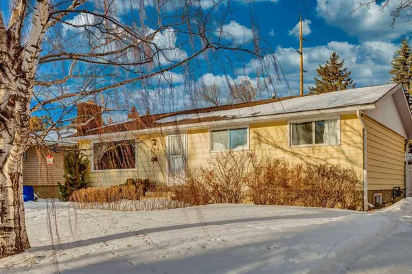 744 Hunterston CRES NW, Calgary, AB T2K 4N2