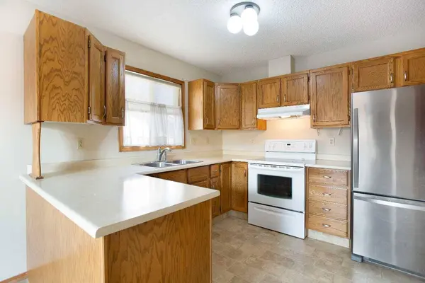 118 Strathcona RD SW #8, Calgary, AB T3H 1P3