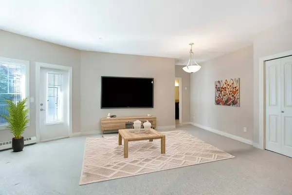 60 Royal Oak PLZ NW #217, Calgary, AB T3G 0A7