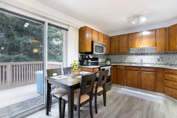 225 Berwick DR NW #9, Calgary, AB T3K 1R8