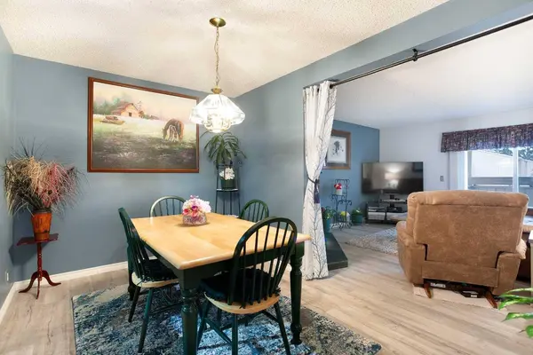 225 Berwick DR NW #9, Calgary, AB T3K 1R8