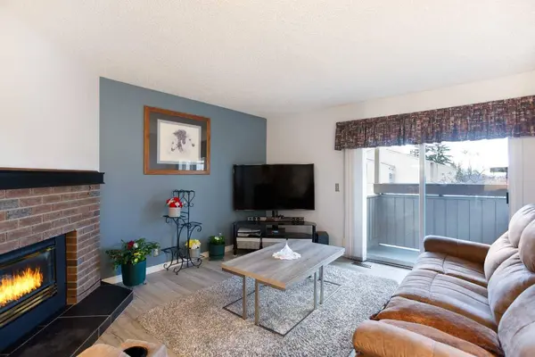 225 Berwick DR NW #9, Calgary, AB T3K 1R8