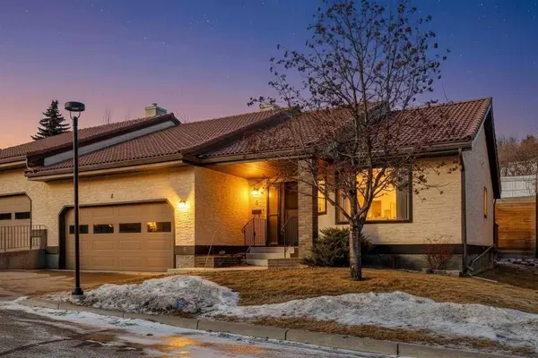 118 Strathcona RD SW #8, Calgary, AB T3H 1P3