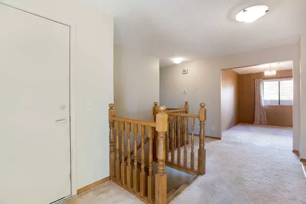 118 Strathcona RD SW #8, Calgary, AB T3H 1P3