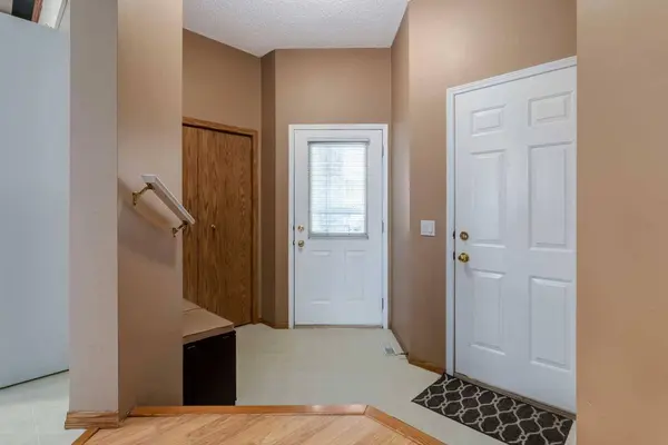 168 Mt Apex GN SE, Calgary, AB T2Z 2V5