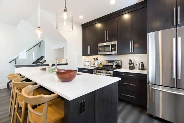 2816 34 ST SW #2, Calgary, AB T3E 2W9