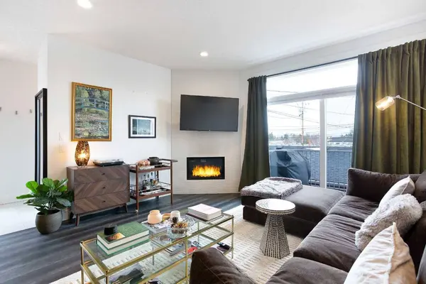 2816 34 ST SW #2, Calgary, AB T3E 2W9