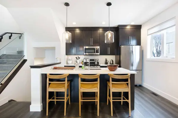 2816 34 ST SW #2, Calgary, AB T3E 2W9