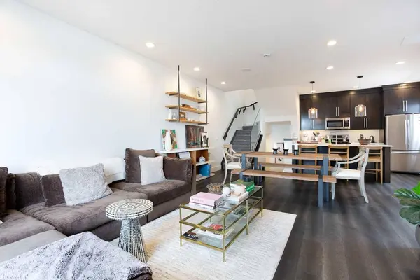 2816 34 ST SW #2, Calgary, AB T3E 2W9