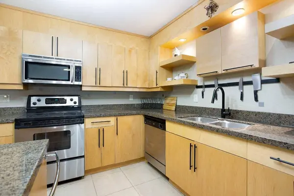 350 4 AVE NE #102, Calgary, AB T2E 0J3