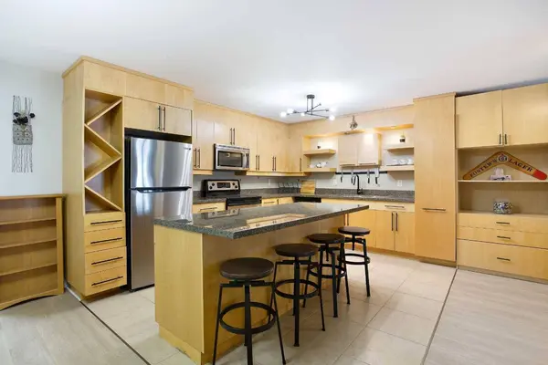 350 4 AVE NE #102, Calgary, AB T2E 0J3