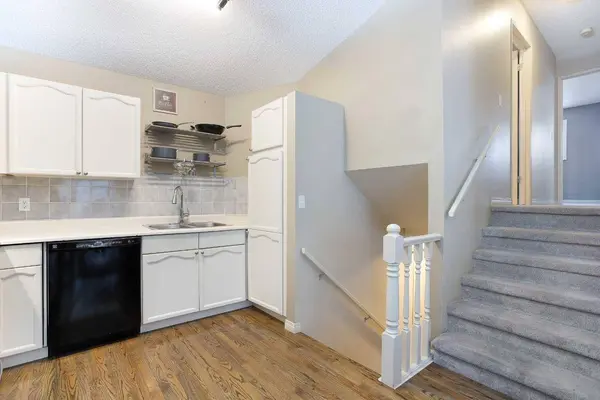 28 Cedardale RD SW, Calgary, AB T2W 5G5