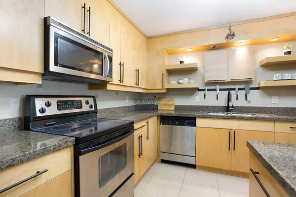 350 4 AVE NE #102, Calgary, AB T2E 0J3