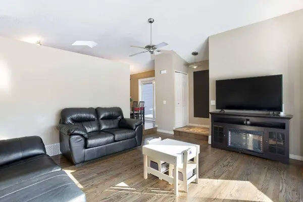 28 Cedardale RD SW, Calgary, AB T2W 5G5