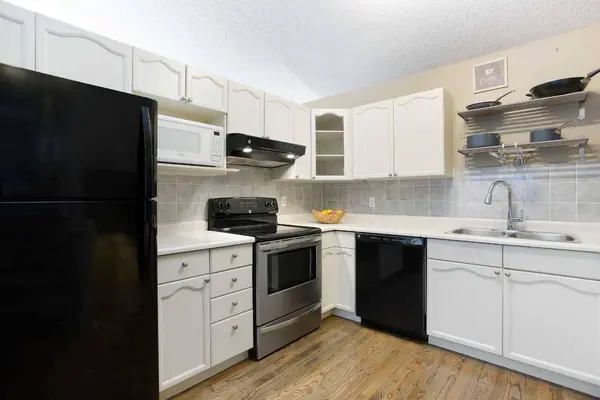 28 Cedardale RD SW, Calgary, AB T2W 5G5