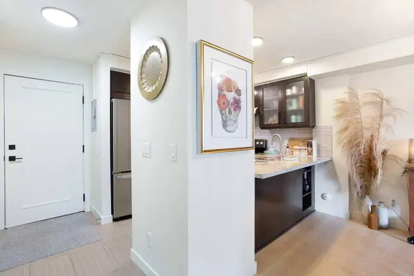 1805 26 AVE SW #208, Calgary, AB T2T 1E2