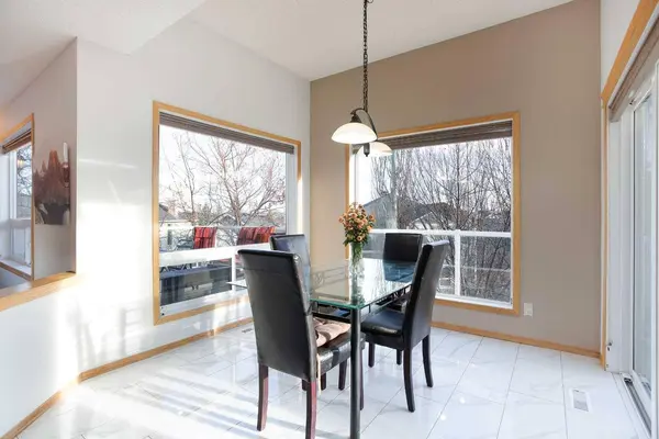 26 Cresthaven VW SW, Calgary, AB T3B 5Y2