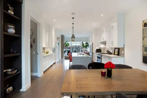 1911 31 AVE SW, Calgary, AB T2T 1T1