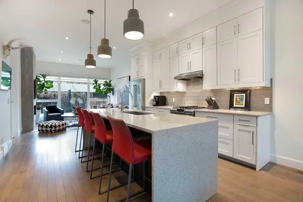 1911 31 AVE SW, Calgary, AB T2T 1T1